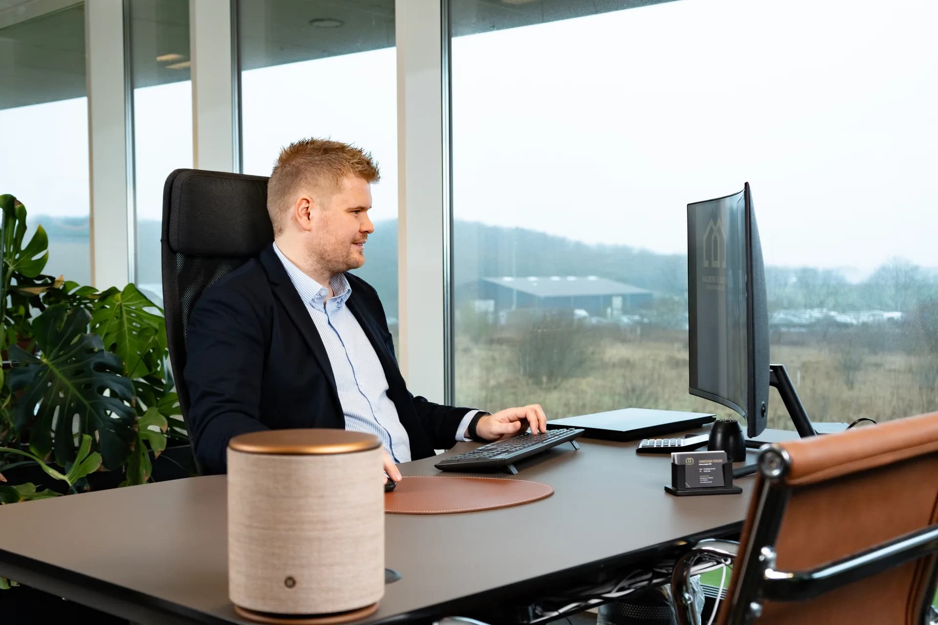 Christian Fenger på Halberg & Olsens kontor